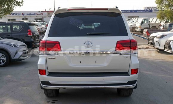 Imported Toyota Land Cruiser White Makiinaa iti Import - Dubai keessatti Somalia keessatti Imported Toyota Land Cruiser White Makiinaa iti Import - Dubai keessatti Somalia keessatti