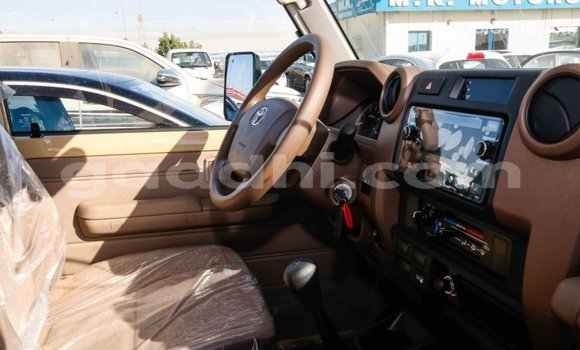 Imported Toyota Land Cruiser Beige Makiinaa iti Import - Dubai keessatti Somalia keessatti Imported Toyota Land Cruiser Beige Makiinaa iti Import - Dubai keessatti Somalia keessatti