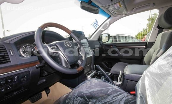 Acheter Import Voiture Toyota Land Cruiser Blanc à Import - Dubai, Somalie Acheter Import Voiture Toyota Land Cruiser Blanc à Import - Dubai, Somalie