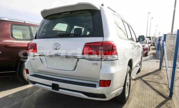 Acheter Import Voiture Toyota Land Cruiser Blanc à Import - Dubai, Somalie Acheter Import Voiture Toyota Land Cruiser Blanc à Import - Dubai, Somalie
