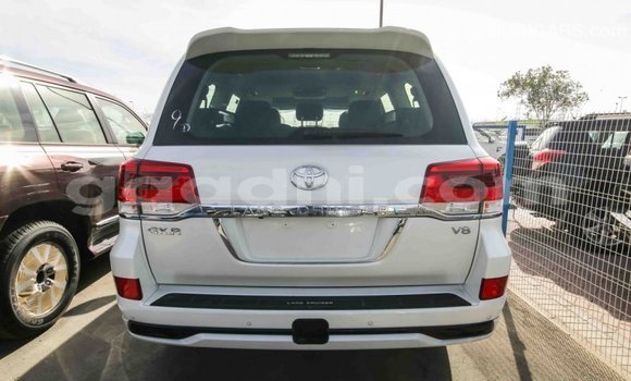 Acheter Import Voiture Toyota Land Cruiser Blanc à Import - Dubai, Somalie Acheter Import Voiture Toyota Land Cruiser Blanc à Import - Dubai, Somalie