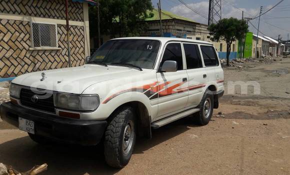 Buy New Toyota Land Cruiser White Car in Hargeysa in Somaliland Buy New Toyota Land Cruiser White Car in Hargeysa in Somaliland