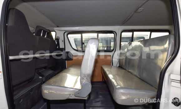 Acheter Import Voiture Toyota Hiace Blanc à Import - Dubai, Somalie Acheter Import Voiture Toyota Hiace Blanc à Import - Dubai, Somalie