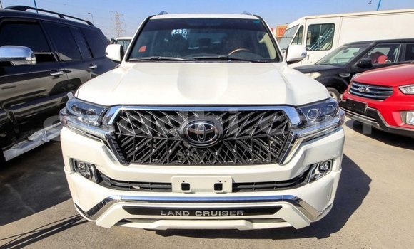 ይግዙ Imported Toyota Land Cruiser ነጭ መኪና በ Import - Dubai በ ሶማሊያ ይግዙ Imported Toyota Land Cruiser ነጭ መኪና በ Import - Dubai በ ሶማሊያ