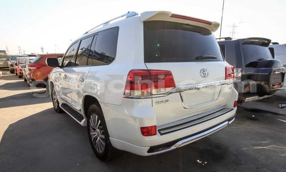 ይግዙ Imported Toyota Land Cruiser ነጭ መኪና በ Import - Dubai በ ሶማሊያ ይግዙ Imported Toyota Land Cruiser ነጭ መኪና በ Import - Dubai በ ሶማሊያ