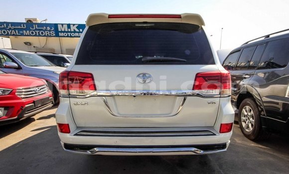 ይግዙ Imported Toyota Land Cruiser ነጭ መኪና በ Import - Dubai በ ሶማሊያ ይግዙ Imported Toyota Land Cruiser ነጭ መኪና በ Import - Dubai በ ሶማሊያ