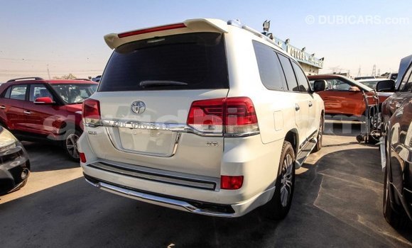 ይግዙ Imported Toyota Land Cruiser ነጭ መኪና በ Import - Dubai በ ሶማሊያ ይግዙ Imported Toyota Land Cruiser ነጭ መኪና በ Import - Dubai በ ሶማሊያ