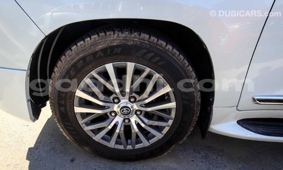 ይግዙ Imported Toyota Land Cruiser ነጭ መኪና በ Import - Dubai በ ሶማሊያ ይግዙ Imported Toyota Land Cruiser ነጭ መኪና በ Import - Dubai በ ሶማሊያ