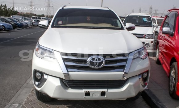 Acheter Import Voiture Toyota Fortuner Blanc à Import - Dubai, Somalie Acheter Import Voiture Toyota Fortuner Blanc à Import - Dubai, Somalie