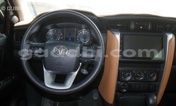 Acheter Import Voiture Toyota Fortuner Blanc à Import - Dubai, Somalie Acheter Import Voiture Toyota Fortuner Blanc à Import - Dubai, Somalie