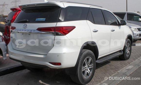 Acheter Import Voiture Toyota Fortuner Blanc à Import - Dubai, Somalie Acheter Import Voiture Toyota Fortuner Blanc à Import - Dubai, Somalie