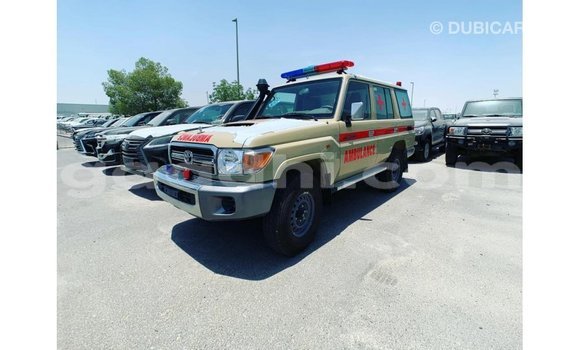 اشتري Imported Toyota Land Cruiser اللون البيج سيارة في Import - Dubai في الصومال اشتري Imported Toyota Land Cruiser اللون البيج سيارة في Import - Dubai في الصومال