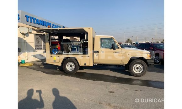 Imported Toyota Land Cruiser Beige Makiinaa iti Import - Dubai keessatti Somalia keessatti Imported Toyota Land Cruiser Beige Makiinaa iti Import - Dubai keessatti Somalia keessatti