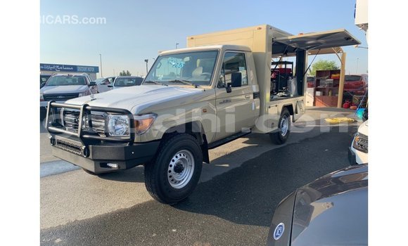 Imported Toyota Land Cruiser Beige Makiinaa iti Import - Dubai keessatti Somalia keessatti Imported Toyota Land Cruiser Beige Makiinaa iti Import - Dubai keessatti Somalia keessatti