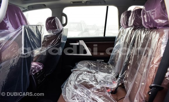 Imported Toyota Land Cruiser White Makiinaa iti Import - Dubai keessatti Somalia keessatti Imported Toyota Land Cruiser White Makiinaa iti Import - Dubai keessatti Somalia keessatti