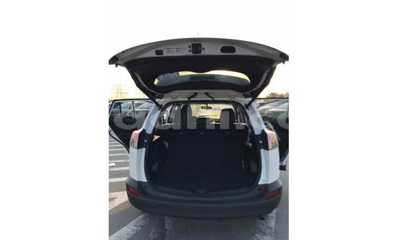 ይግዙ Imported Toyota HiAce ነጭ የጭነት መኪና በ Import - Dubai በ ሶማሊያ ይግዙ Imported Toyota HiAce ነጭ የጭነት መኪና በ Import - Dubai በ ሶማሊያ