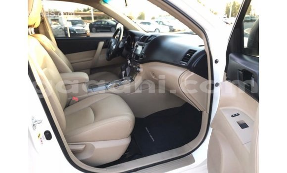 ይግዙ Imported Toyota Highlander ነጭ መኪና በ Import - Dubai በ ሶማሊያ ይግዙ Imported Toyota Highlander ነጭ መኪና በ Import - Dubai በ ሶማሊያ