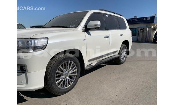 اشتري Imported Toyota Land Cruiser أبيض سيارة في Import - Dubai في الصومال اشتري Imported Toyota Land Cruiser أبيض سيارة في Import - Dubai في الصومال