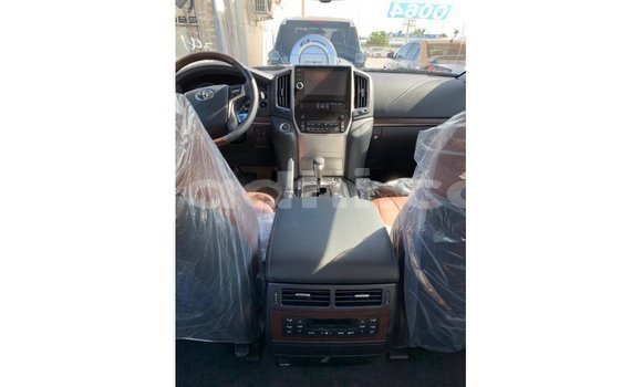 اشتري Imported Toyota Land Cruiser أبيض سيارة في Import - Dubai في الصومال اشتري Imported Toyota Land Cruiser أبيض سيارة في Import - Dubai في الصومال