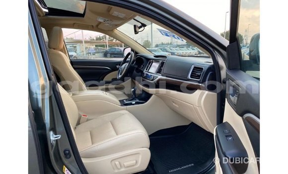 ይግዙ Imported Toyota Highlander አረንጓዴ መኪና በ Import - Dubai በ ሶማሊያ ይግዙ Imported Toyota Highlander አረንጓዴ መኪና በ Import - Dubai በ ሶማሊያ