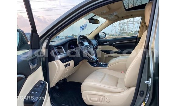 ይግዙ Imported Toyota Highlander አረንጓዴ መኪና በ Import - Dubai በ ሶማሊያ ይግዙ Imported Toyota Highlander አረንጓዴ መኪና በ Import - Dubai በ ሶማሊያ