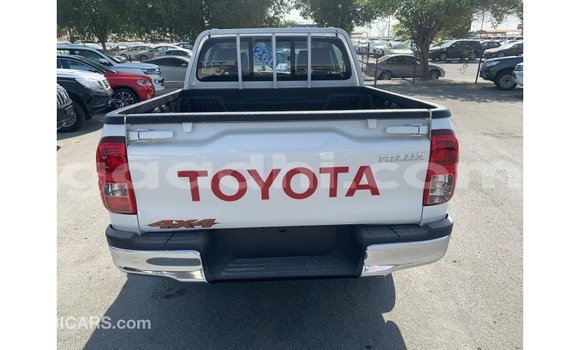 Imported Toyota Hilux White Makiinaa iti Import - Dubai keessatti Somalia keessatti Imported Toyota Hilux White Makiinaa iti Import - Dubai keessatti Somalia keessatti