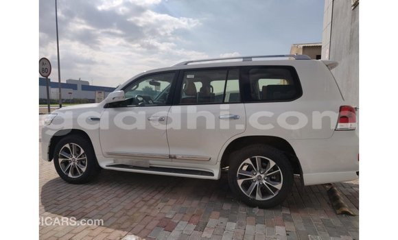 اشتري Imported Toyota Land Cruiser أبيض سيارة في Import - Dubai في الصومال اشتري Imported Toyota Land Cruiser أبيض سيارة في Import - Dubai في الصومال