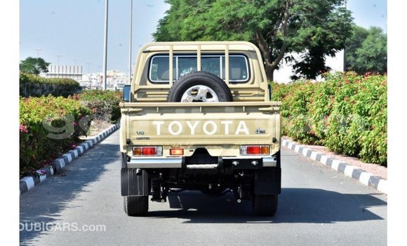 Imported Toyota Land Cruiser Beige Makiinaa iti Import - Dubai keessatti Somalia keessatti Imported Toyota Land Cruiser Beige Makiinaa iti Import - Dubai keessatti Somalia keessatti