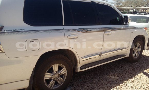 Nunua Ilio tumika Toyota Land Cruiser Nyeupe Gari ndani ya Hargeysa nchini Somaliland Nunua Ilio tumika Toyota Land Cruiser Nyeupe Gari ndani ya Hargeysa nchini Somaliland
