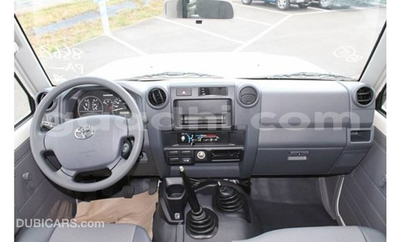 Imported Toyota Land Cruiser White Makiinaa iti Import - Dubai keessatti Somalia keessatti Imported Toyota Land Cruiser White Makiinaa iti Import - Dubai keessatti Somalia keessatti