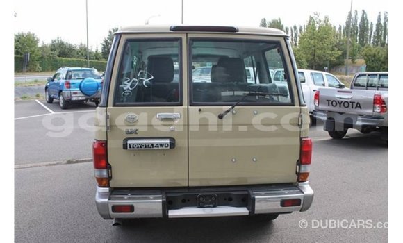 اشتري Imported Toyota Land Cruiser اللون البيج سيارة في Import - Dubai في الصومال اشتري Imported Toyota Land Cruiser اللون البيج سيارة في Import - Dubai في الصومال