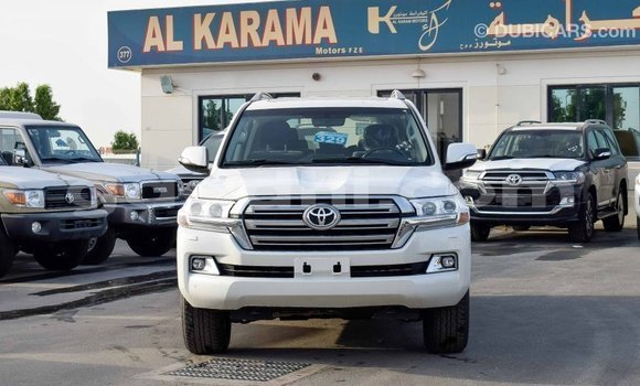 ይግዙ Imported Toyota Land Cruiser ነጭ መኪና በ Import - Dubai በ ሶማሊያ ይግዙ Imported Toyota Land Cruiser ነጭ መኪና በ Import - Dubai በ ሶማሊያ