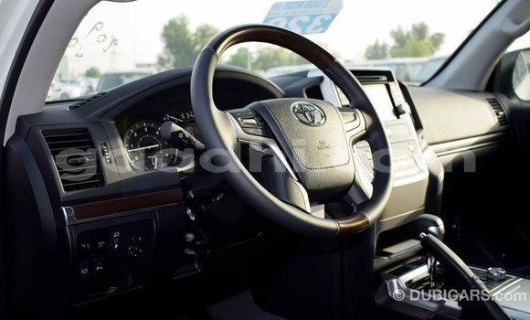 ይግዙ Imported Toyota Land Cruiser ነጭ መኪና በ Import - Dubai በ ሶማሊያ ይግዙ Imported Toyota Land Cruiser ነጭ መኪና በ Import - Dubai በ ሶማሊያ