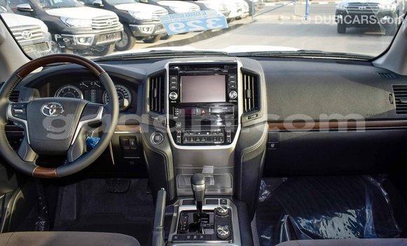 ይግዙ Imported Toyota Land Cruiser ነጭ መኪና በ Import - Dubai በ ሶማሊያ ይግዙ Imported Toyota Land Cruiser ነጭ መኪና በ Import - Dubai በ ሶማሊያ