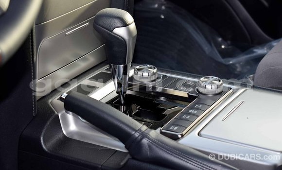 ይግዙ Imported Toyota Land Cruiser ነጭ መኪና በ Import - Dubai በ ሶማሊያ ይግዙ Imported Toyota Land Cruiser ነጭ መኪና በ Import - Dubai በ ሶማሊያ