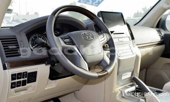 ይግዙ Imported Toyota Land Cruiser ነጭ መኪና በ Import - Dubai በ ሶማሊያ ይግዙ Imported Toyota Land Cruiser ነጭ መኪና በ Import - Dubai በ ሶማሊያ