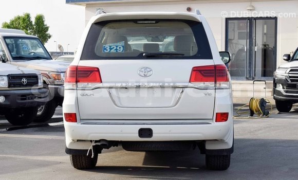 ይግዙ Imported Toyota Land Cruiser ነጭ መኪና በ Import - Dubai በ ሶማሊያ ይግዙ Imported Toyota Land Cruiser ነጭ መኪና በ Import - Dubai በ ሶማሊያ
