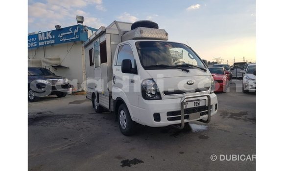 Imported Kia Carens White Makiinaa iti Import - Dubai keessatti Somalia keessatti Imported Kia Carens White Makiinaa iti Import - Dubai keessatti Somalia keessatti