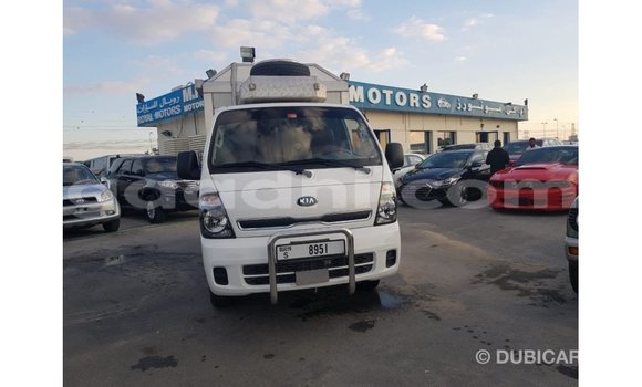 Imported Kia Carens White Makiinaa iti Import - Dubai keessatti Somalia keessatti Imported Kia Carens White Makiinaa iti Import - Dubai keessatti Somalia keessatti