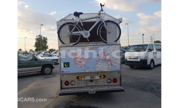 Imported Kia Carens White Makiinaa iti Import - Dubai keessatti Somalia keessatti Imported Kia Carens White Makiinaa iti Import - Dubai keessatti Somalia keessatti