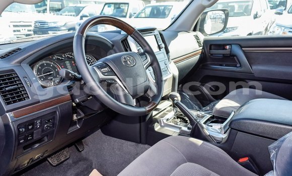 ይግዙ Imported Toyota Land Cruiser ነጭ መኪና በ Import - Dubai በ ሶማሊያ ይግዙ Imported Toyota Land Cruiser ነጭ መኪና በ Import - Dubai በ ሶማሊያ