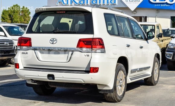 ይግዙ Imported Toyota Land Cruiser ነጭ መኪና በ Import - Dubai በ ሶማሊያ ይግዙ Imported Toyota Land Cruiser ነጭ መኪና በ Import - Dubai በ ሶማሊያ