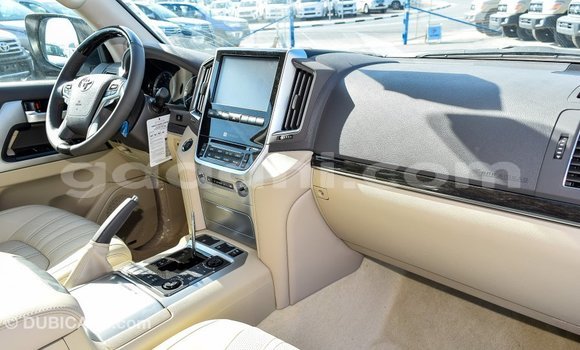 ይግዙ Imported Toyota Land Cruiser ነጭ መኪና በ Import - Dubai በ ሶማሊያ ይግዙ Imported Toyota Land Cruiser ነጭ መኪና በ Import - Dubai በ ሶማሊያ