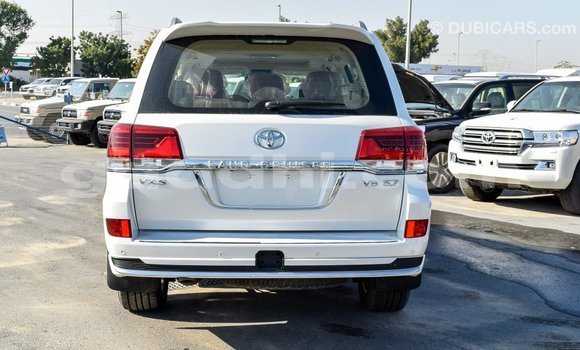 ይግዙ Imported Toyota Land Cruiser ነጭ መኪና በ Import - Dubai በ ሶማሊያ ይግዙ Imported Toyota Land Cruiser ነጭ መኪና በ Import - Dubai በ ሶማሊያ