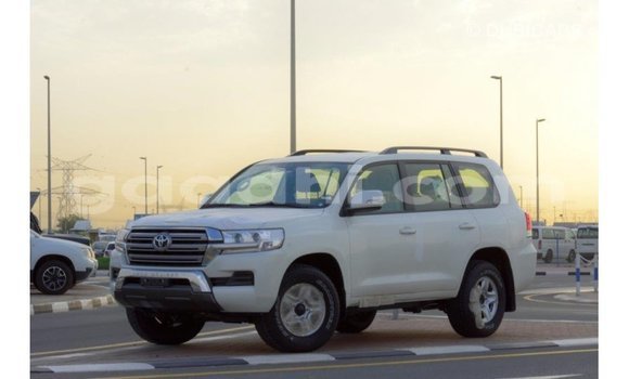 Imported Toyota Land Cruiser White Makiinaa iti Import - Dubai keessatti Somalia keessatti Imported Toyota Land Cruiser White Makiinaa iti Import - Dubai keessatti Somalia keessatti