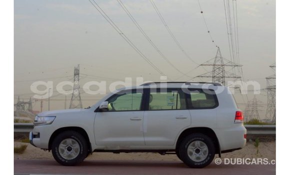 Imported Toyota Land Cruiser White Makiinaa iti Import - Dubai keessatti Somalia keessatti Imported Toyota Land Cruiser White Makiinaa iti Import - Dubai keessatti Somalia keessatti