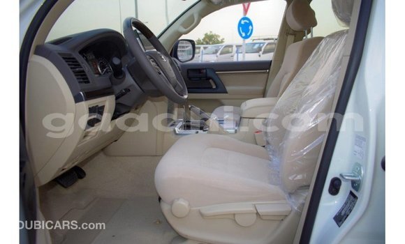 Imported Toyota Land Cruiser White Makiinaa iti Import - Dubai keessatti Somalia keessatti Imported Toyota Land Cruiser White Makiinaa iti Import - Dubai keessatti Somalia keessatti