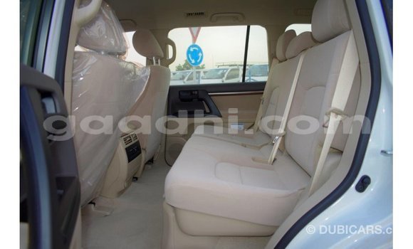 Imported Toyota Land Cruiser White Makiinaa iti Import - Dubai keessatti Somalia keessatti Imported Toyota Land Cruiser White Makiinaa iti Import - Dubai keessatti Somalia keessatti