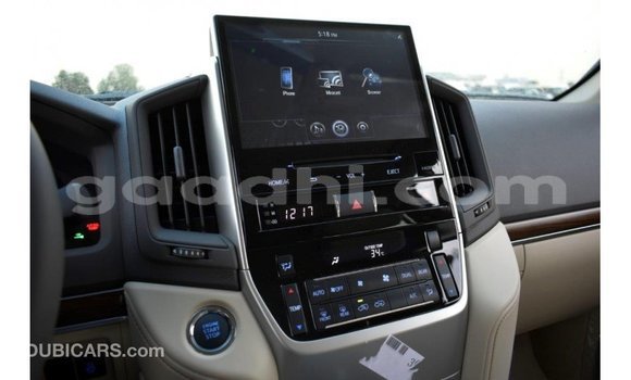 Imported Toyota Land Cruiser White Makiinaa iti Import - Dubai keessatti Somalia keessatti Imported Toyota Land Cruiser White Makiinaa iti Import - Dubai keessatti Somalia keessatti