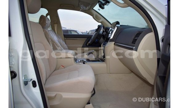 Imported Toyota Land Cruiser White Makiinaa iti Import - Dubai keessatti Somalia keessatti Imported Toyota Land Cruiser White Makiinaa iti Import - Dubai keessatti Somalia keessatti